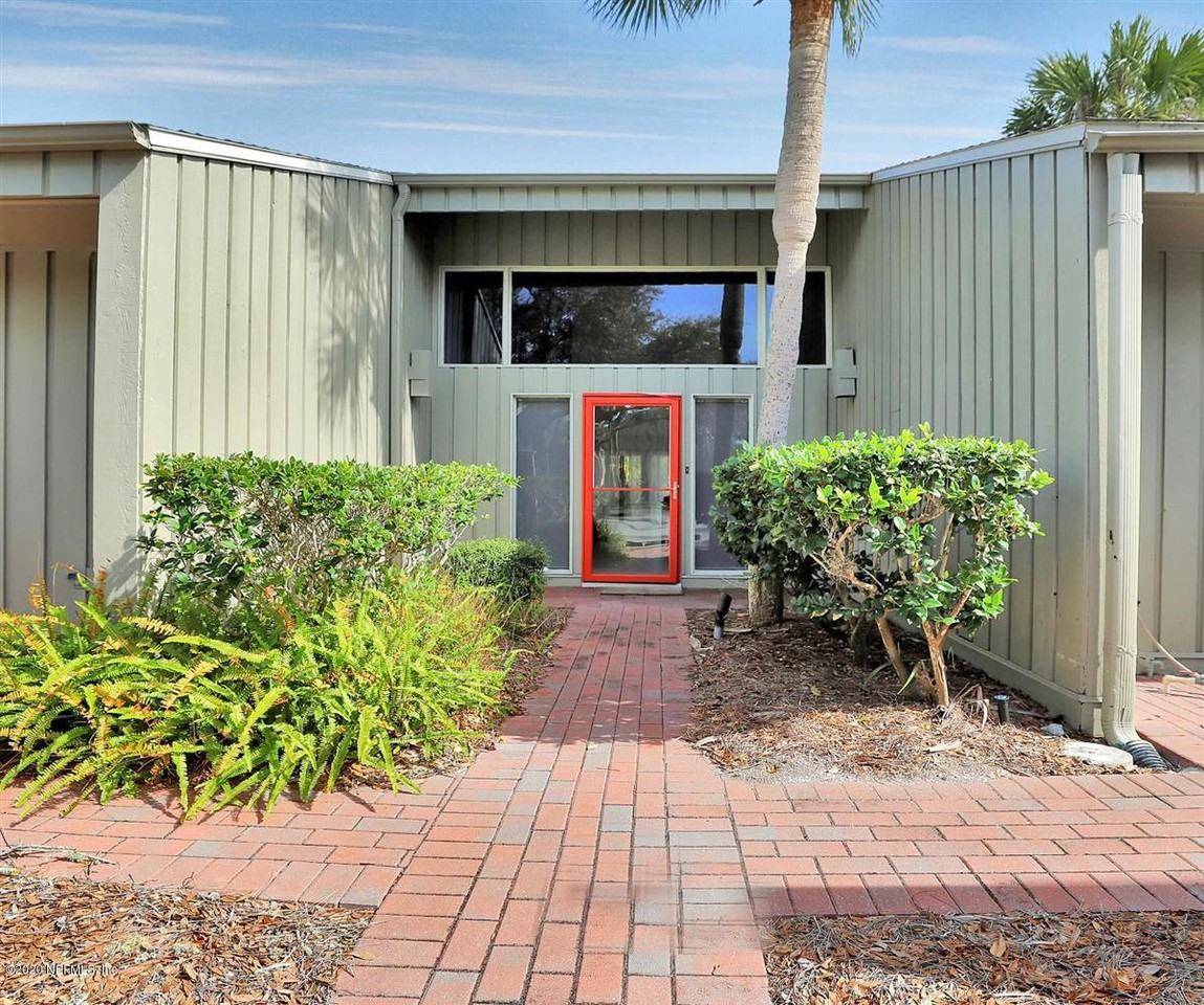 10039 Sawgrass Dr E - Photo 2 of 18