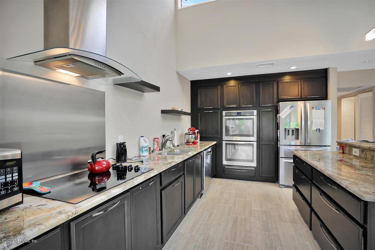 10039 Sawgrass Dr E - Photo 3 of 18