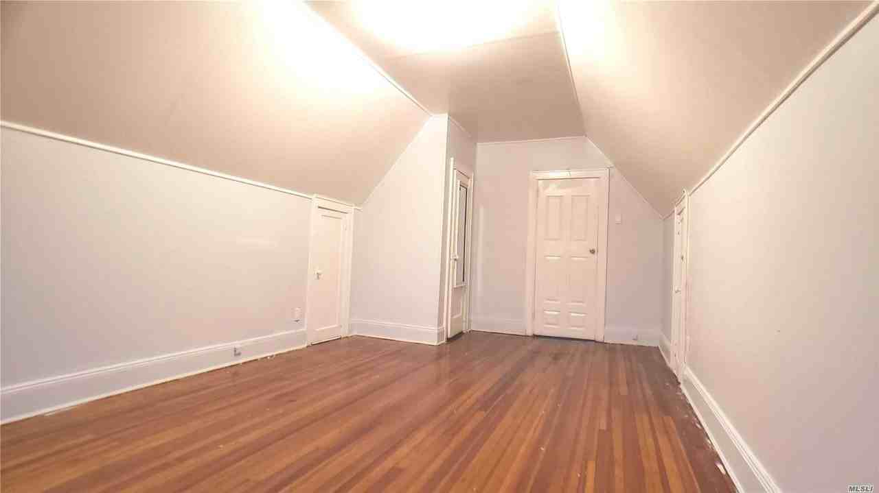 7707 77-07 164 St - Photo 2 of 11