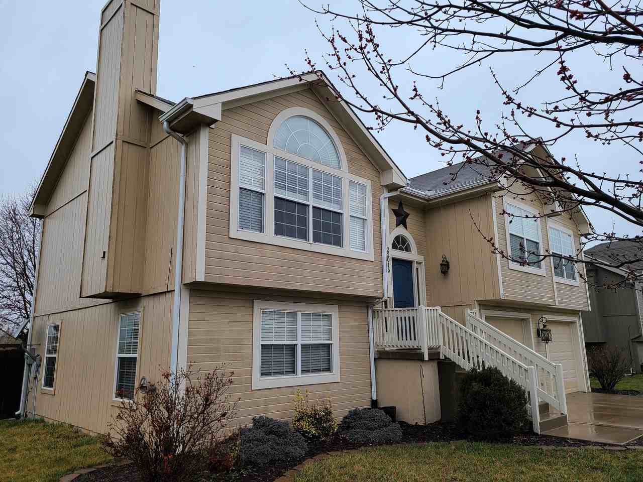 22016 Gracie Dr - Photo 2 of 26