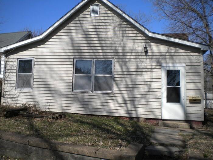 907 East 14th Street - Photo 2 of 16