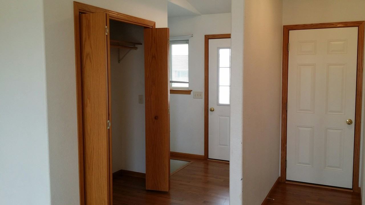 711 Taylor Ct - Photo 2 of 26