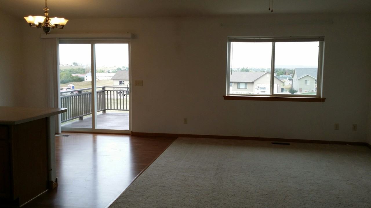 711 Taylor Ct - Photo 3 of 26