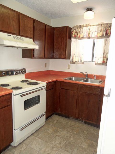 380 Phyllis Circle West - Photo 3 of 7