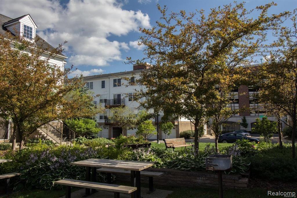 1019 Maiden Ln - Photo 3 of 21