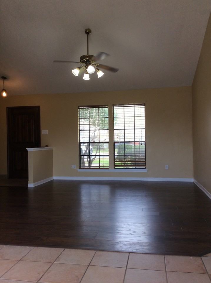 2103 Bluebonnet Dr - Photo 2 of 13