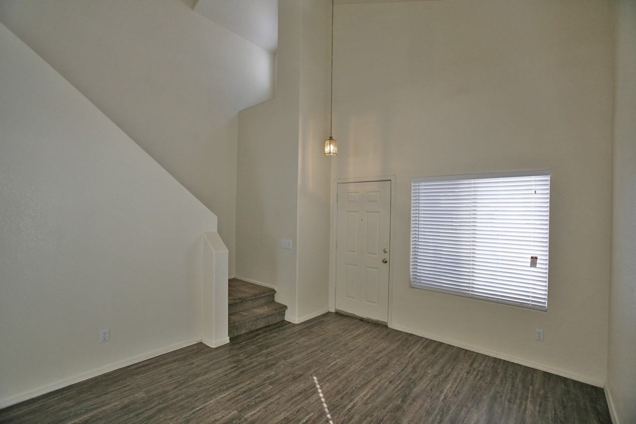 10589 W Rosewood Dr - Photo 3 of 16