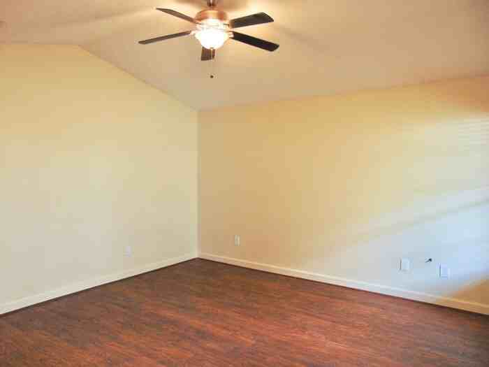 1556 Chelsea Lane - Photo 2 of 13