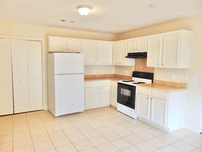 1556 Chelsea Lane - Photo 3 of 13