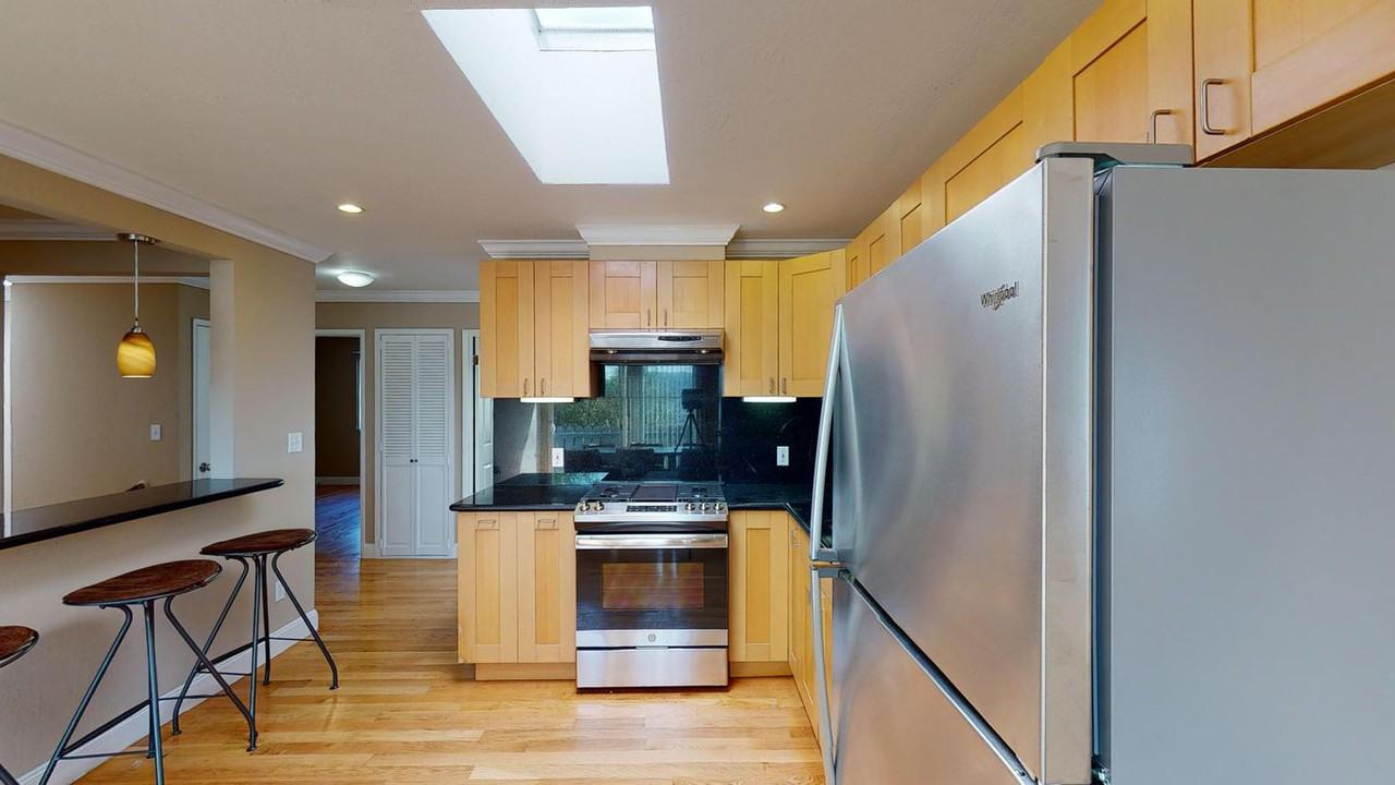 Updated Sunnyside home near Glen Park Bart Station - Photo 2 of 10