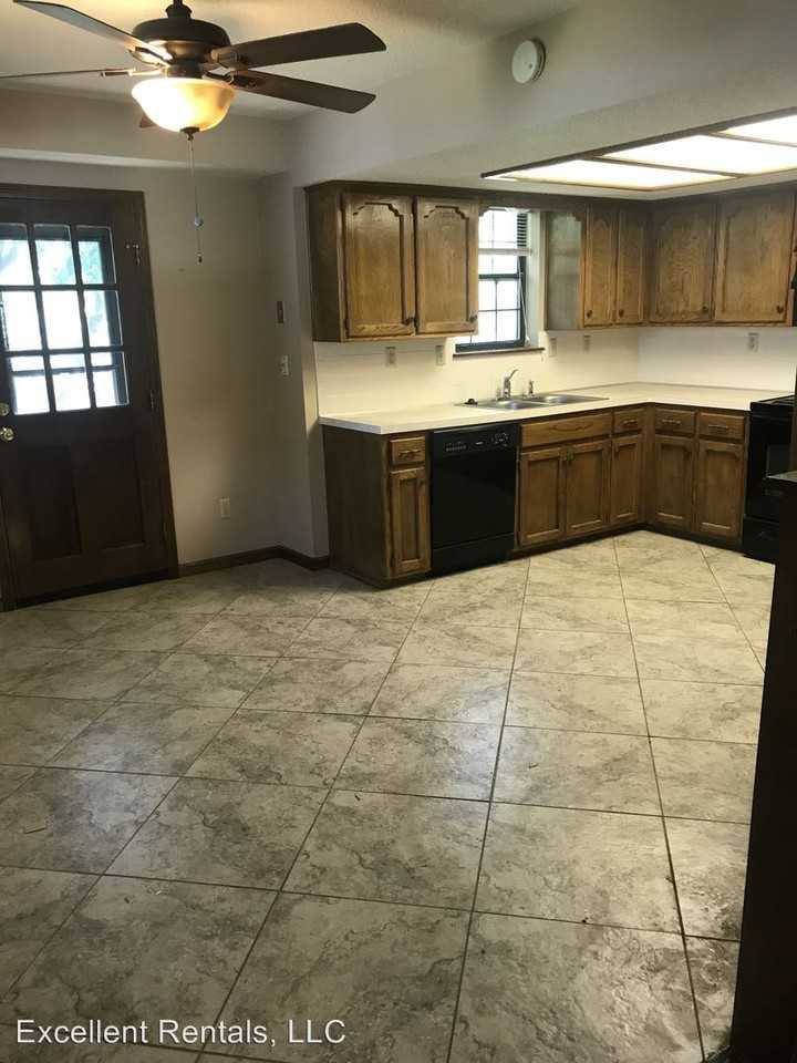 916 Se 7th Street - Photo 2 of 9