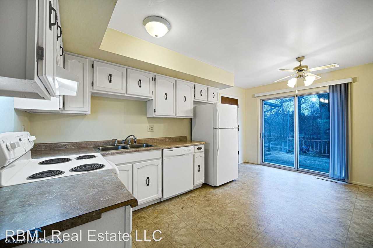 1424 Oak Ct - Photo 2 of 9