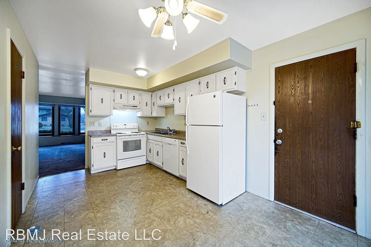 1424 Oak Ct - Photo 3 of 9