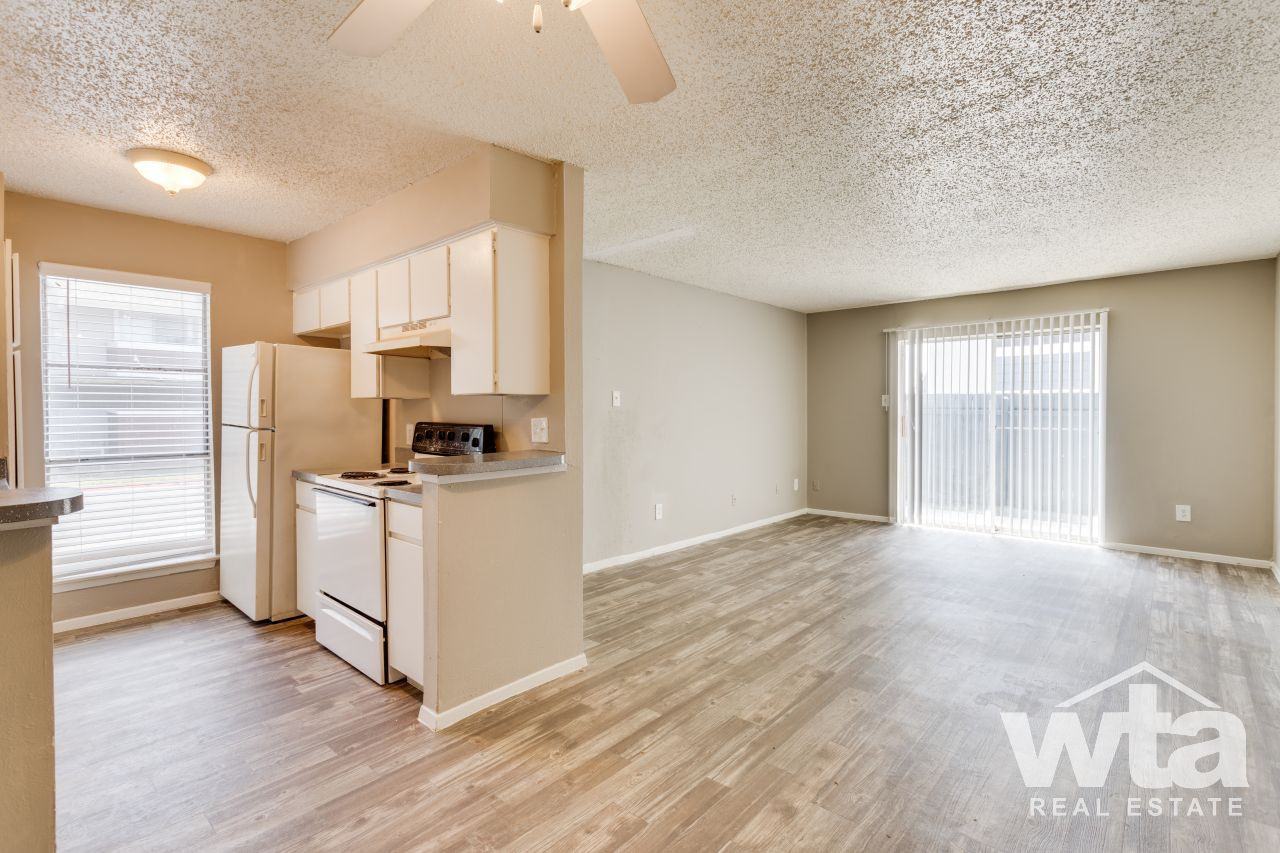 Quail Creek & NE Interstate 410 Loop #947 - Photo 3 of 19