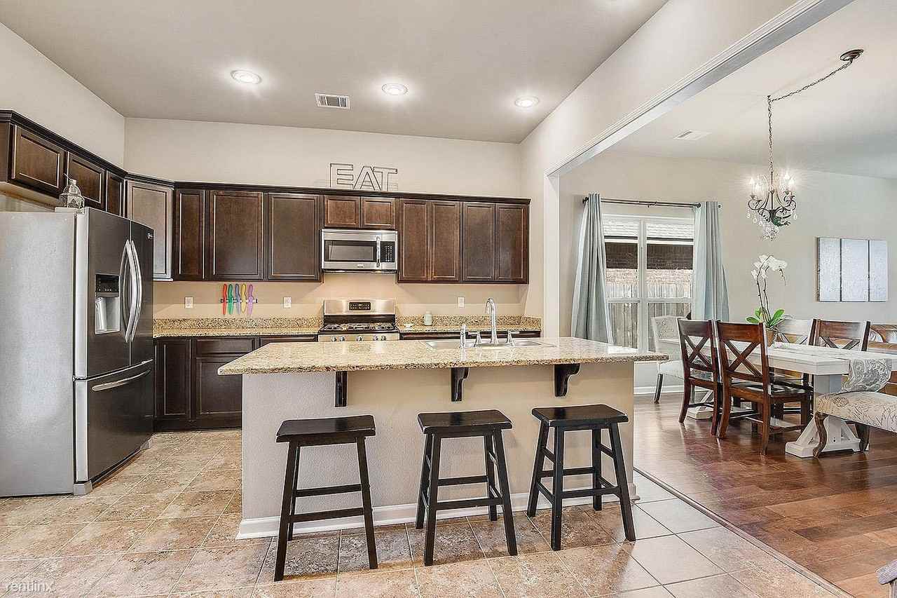 37258 Brigantines Dr - Photo 2 of 12