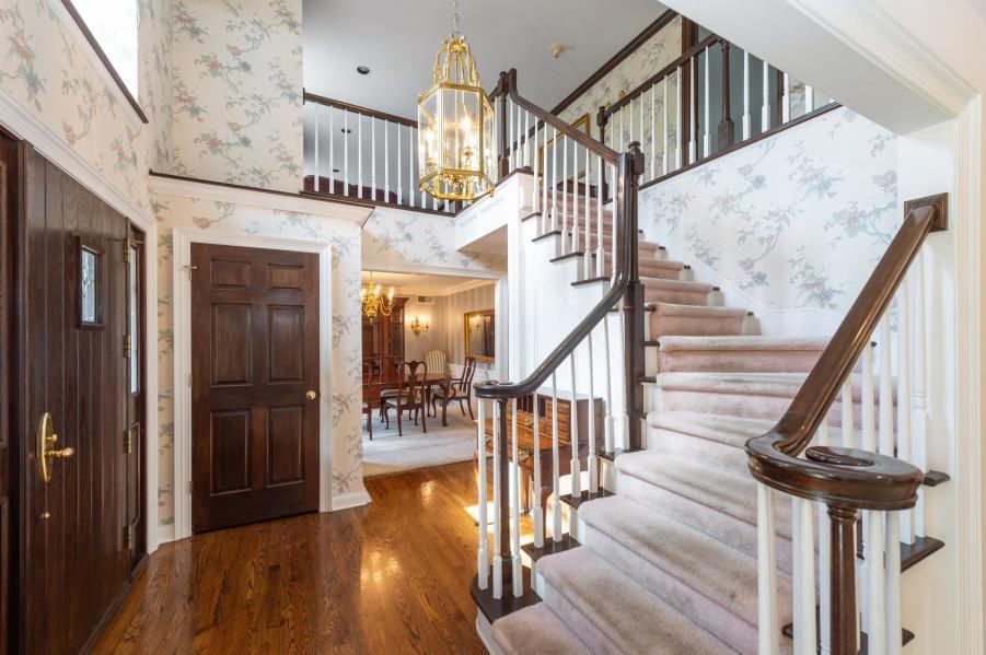 121 Lamplighter Ln - Photo 2 of 25