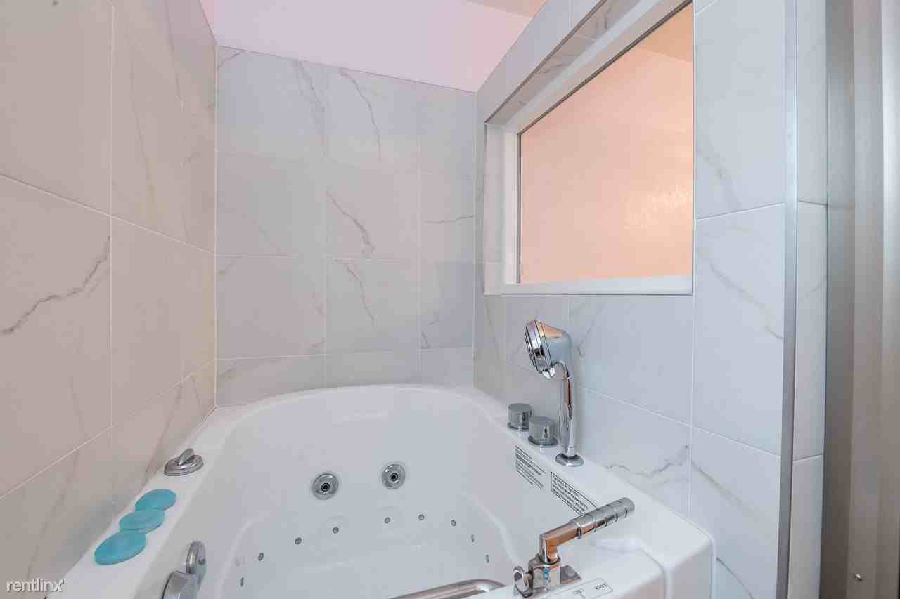 Pluto Haus - Photo 2 of 26