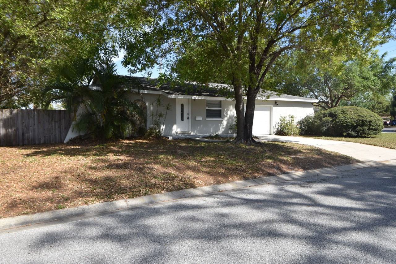 5711 Pacific St N - Photo 2 of 22
