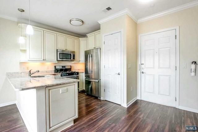 55 Emerson Plz E Apt 202