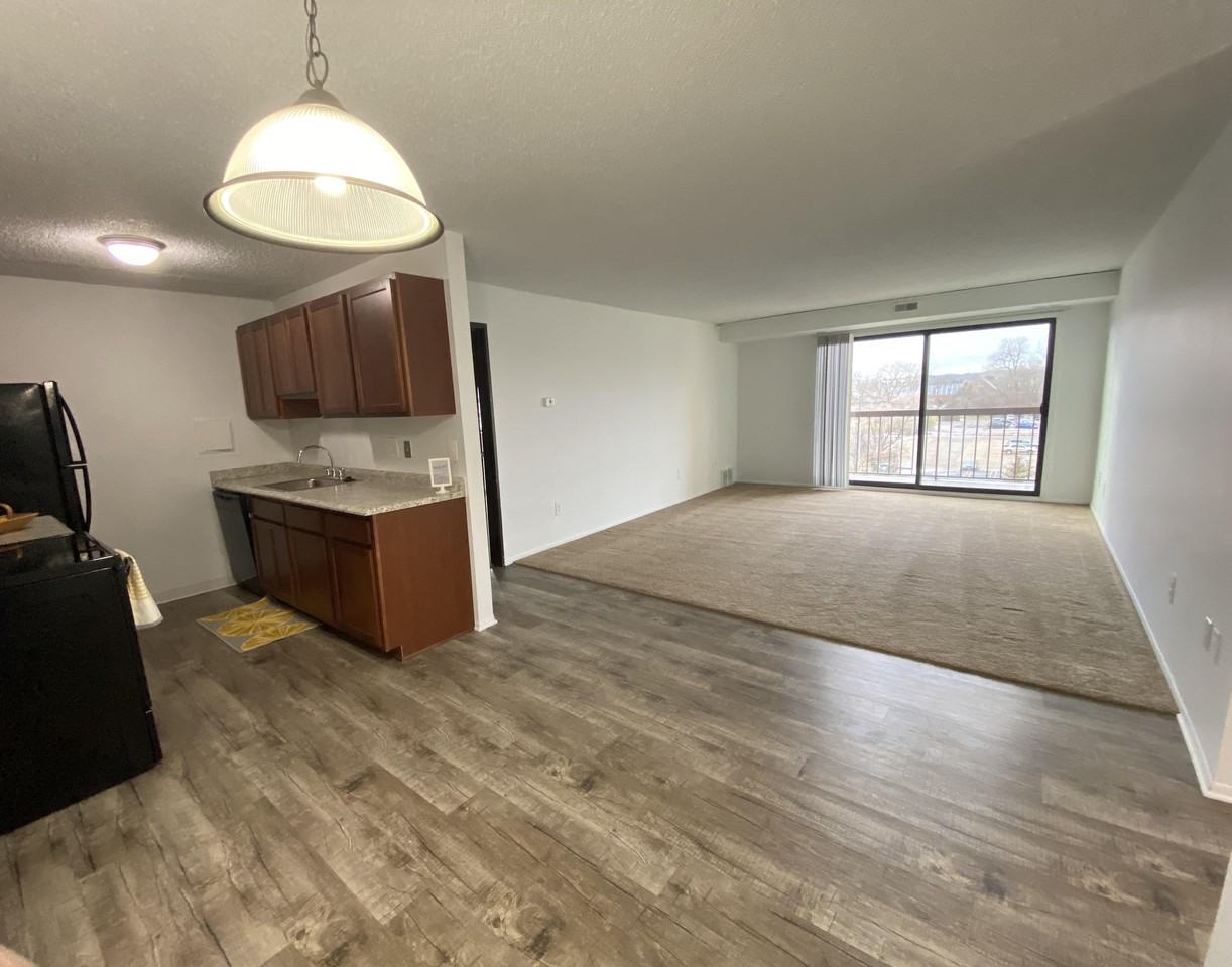 Twelve North Apartments for Rent - 25701 West 12 Mile Road, Southfield