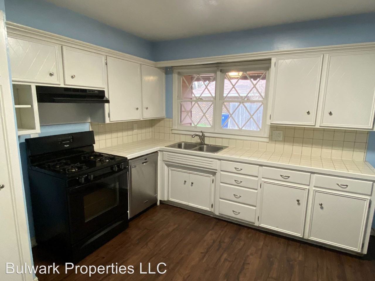 3040 Lakeside Dr. - Photo 3 of 11