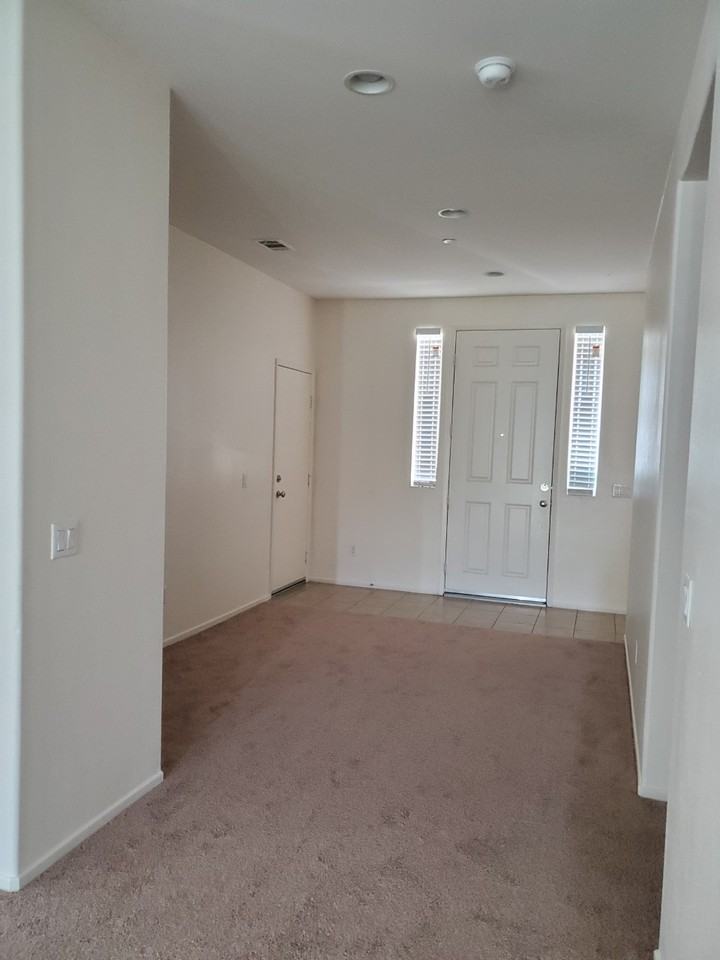 2061 Splendid Circle - Photo 2 of 8