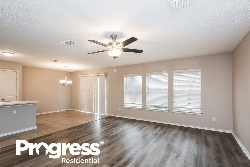 308 Sandlewood Ln - Photo 3 of 16