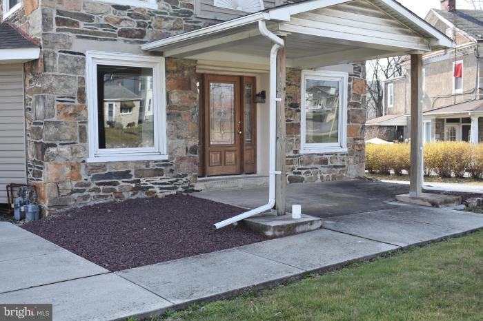 228 N Centre Avenue - Photo 2 of 19