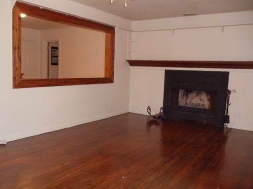 455 E Waldo St - Photo 3 of 10