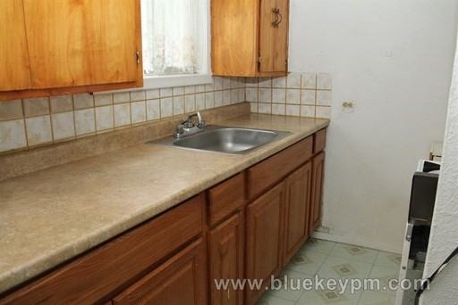 9038 NE Going St - Photo 3 of 5