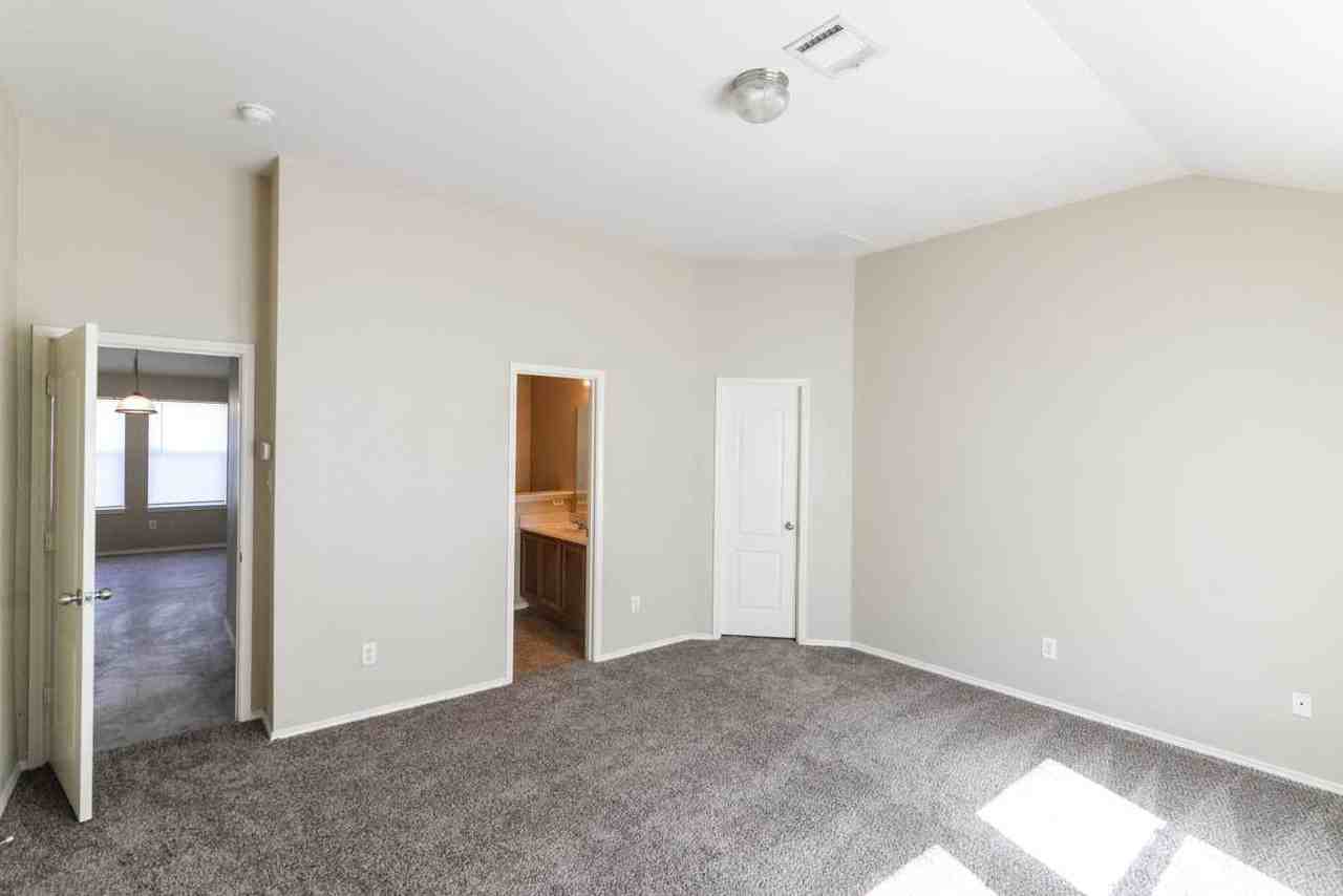 1905 Chapman Dr - Photo 2 of 16