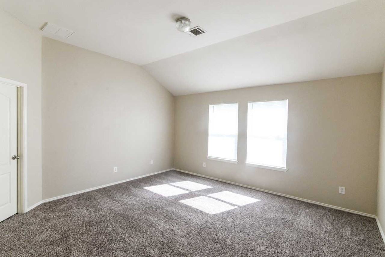 1905 Chapman Dr - Photo 3 of 16