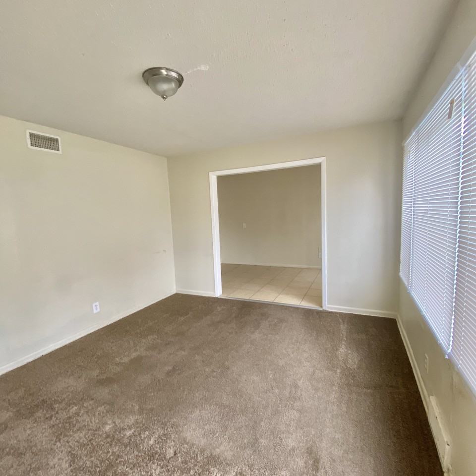 334 W 49th St N - Photo 3 of 7