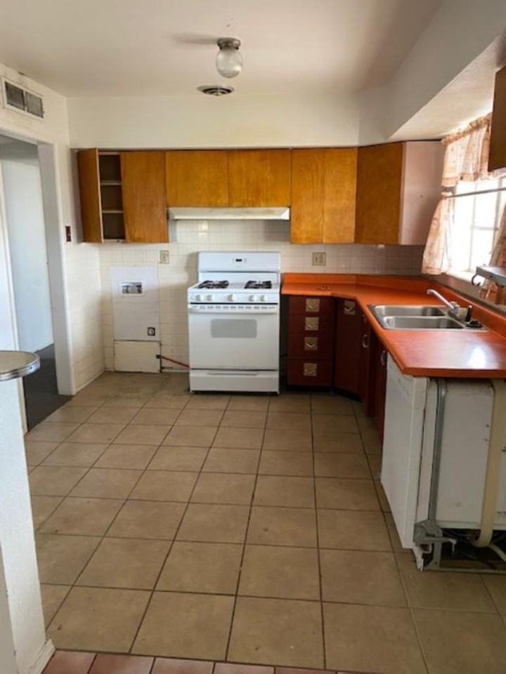 3205 Greenock St - Photo 3 of 12