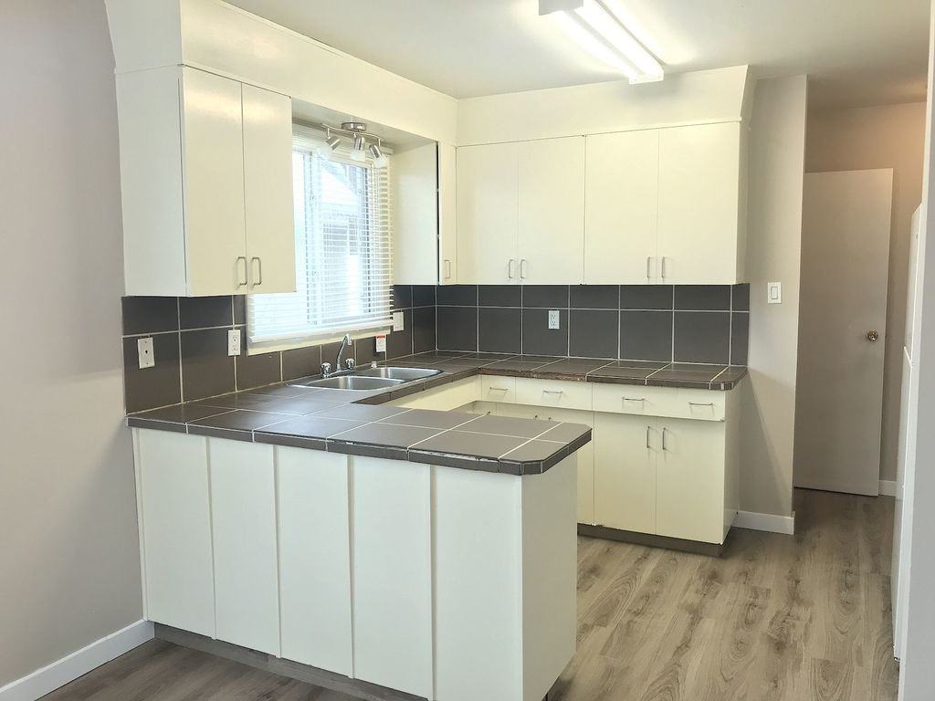 Newly renovated 5 Bedroom house steps from Stadium! 11338 - Photo 2 of 19