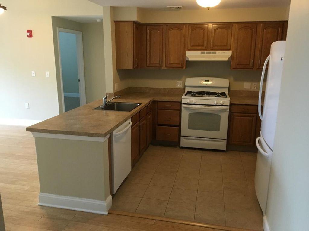 Clinton Commons - Photo 2 of 14