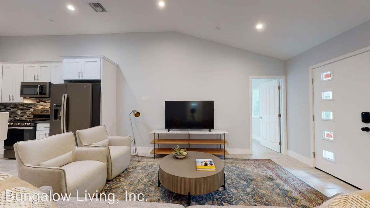 712 N Fuller Ave - Photo 2 of 35