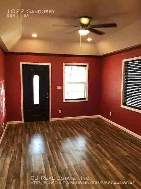 1022 Sandusky Ave - Photo 2 of 9