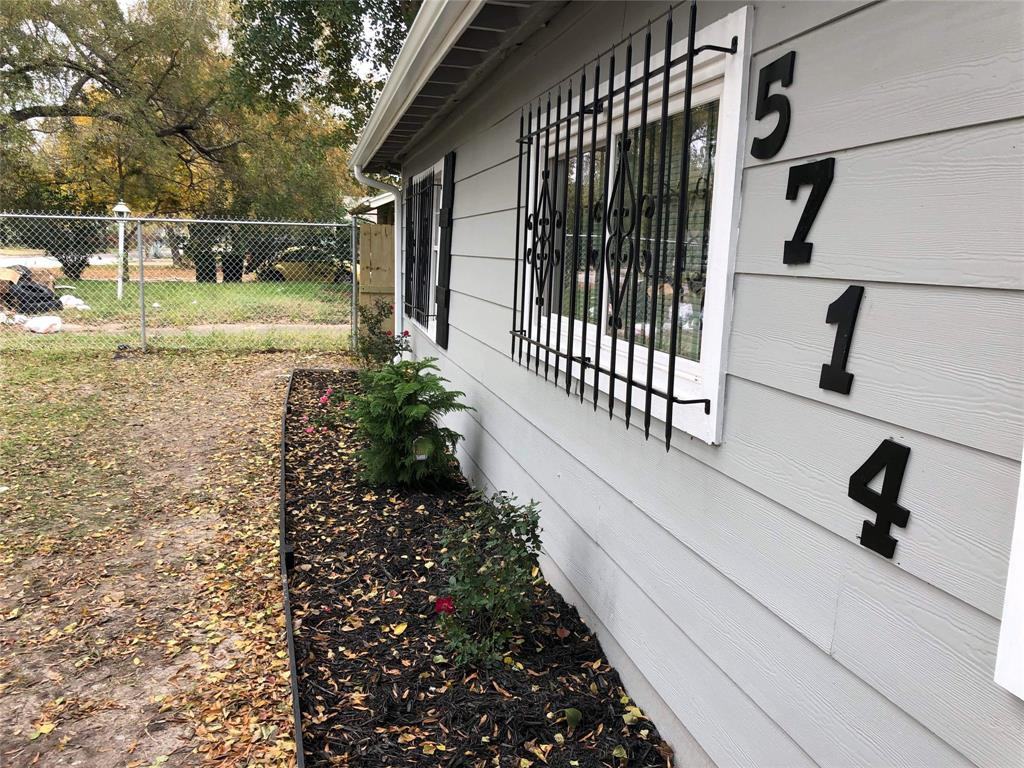 5714 Southwind St - Photo 3 of 35