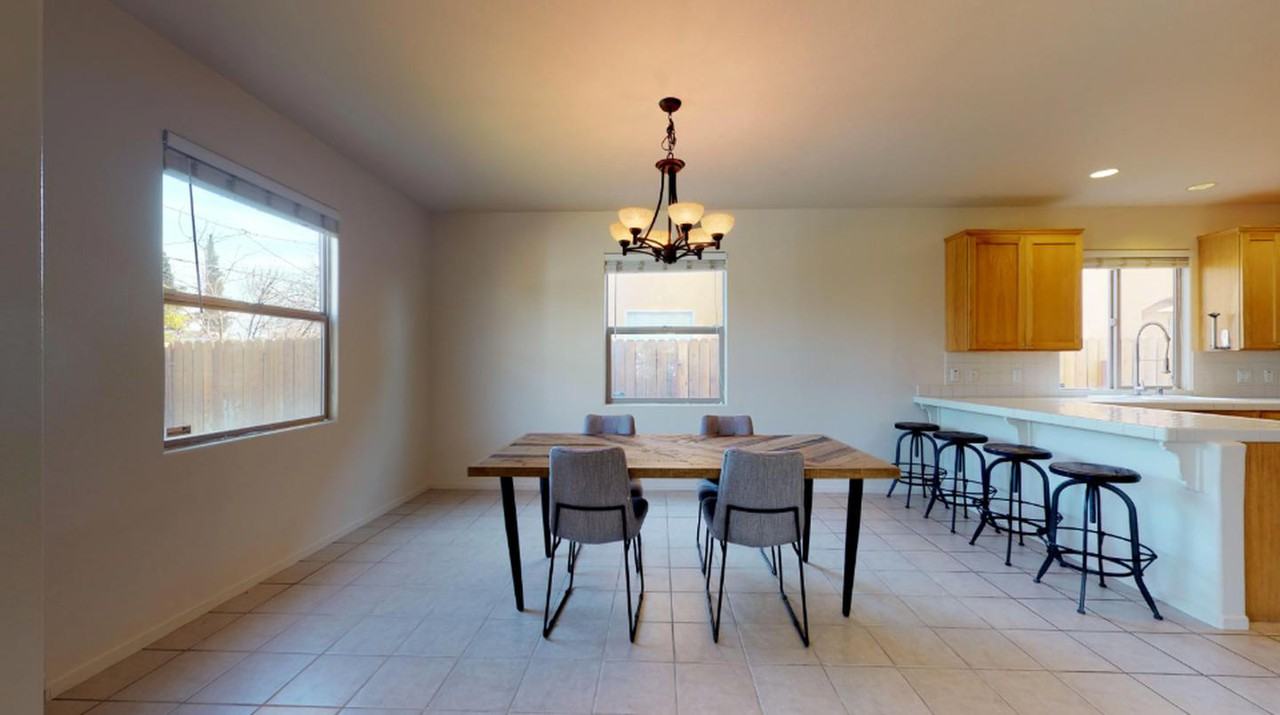 Spacious North Hollywood home with landscaped pool - Photo 2 of 16