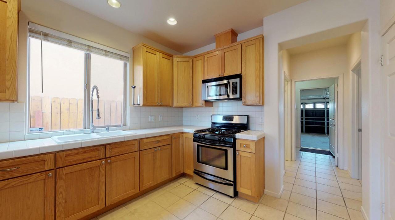 Spacious North Hollywood home with landscaped pool - Photo 4 of 16