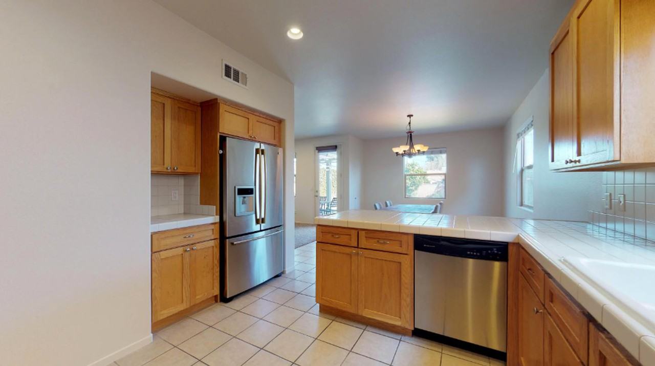 Spacious North Hollywood home with landscaped pool - Photo 5 of 16