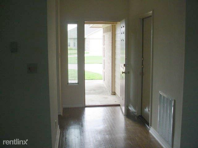 103 Evan Cir - Photo 2 of 10