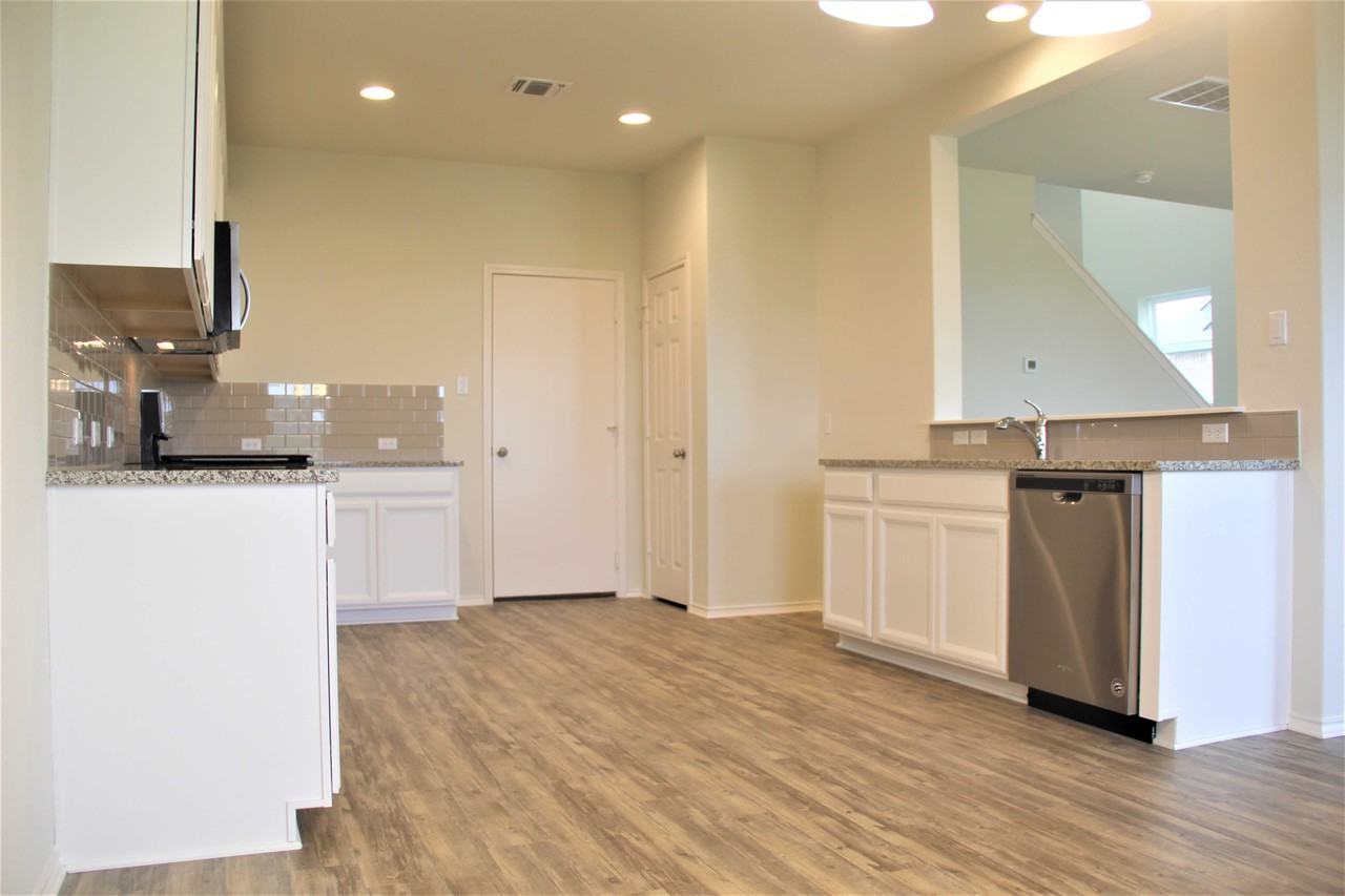 217 Boxwood Dr - Photo 2 of 22