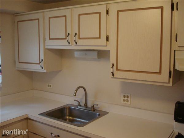 1460 Fairlane Dr - Photo 3 of 11