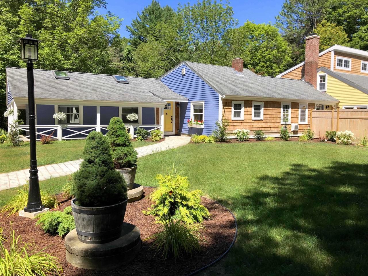 629 Storrs Rd - Photo 2 of 16