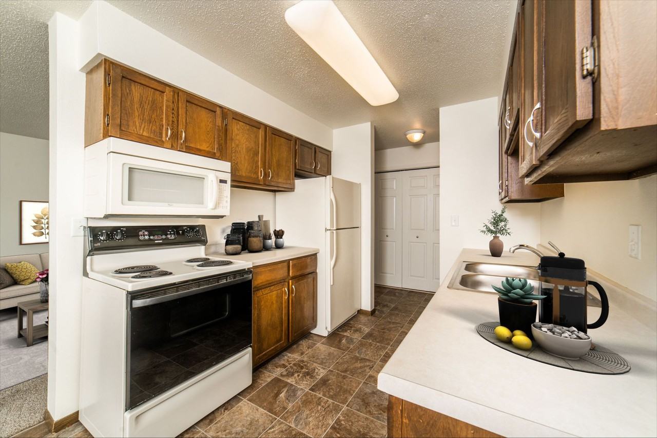 Colonial Village Apartments - Photo 4 of 17