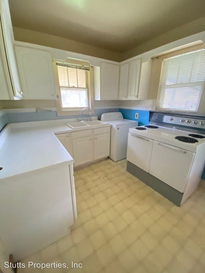 903 East 8th Street - Photo 2 of 13