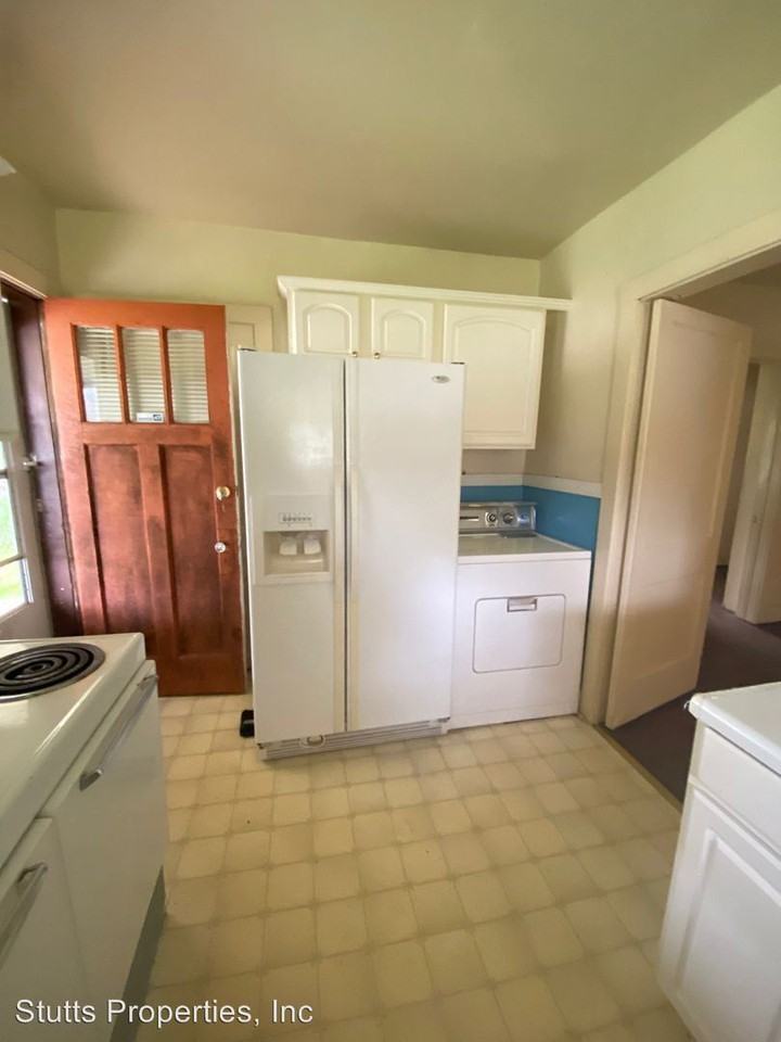 903 East 8th Street - Photo 3 of 13