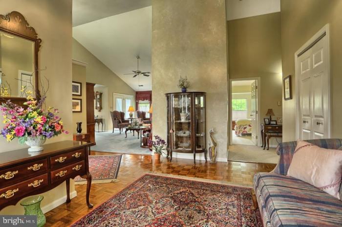 193 Hawthorne Court - Photo 3 of 17